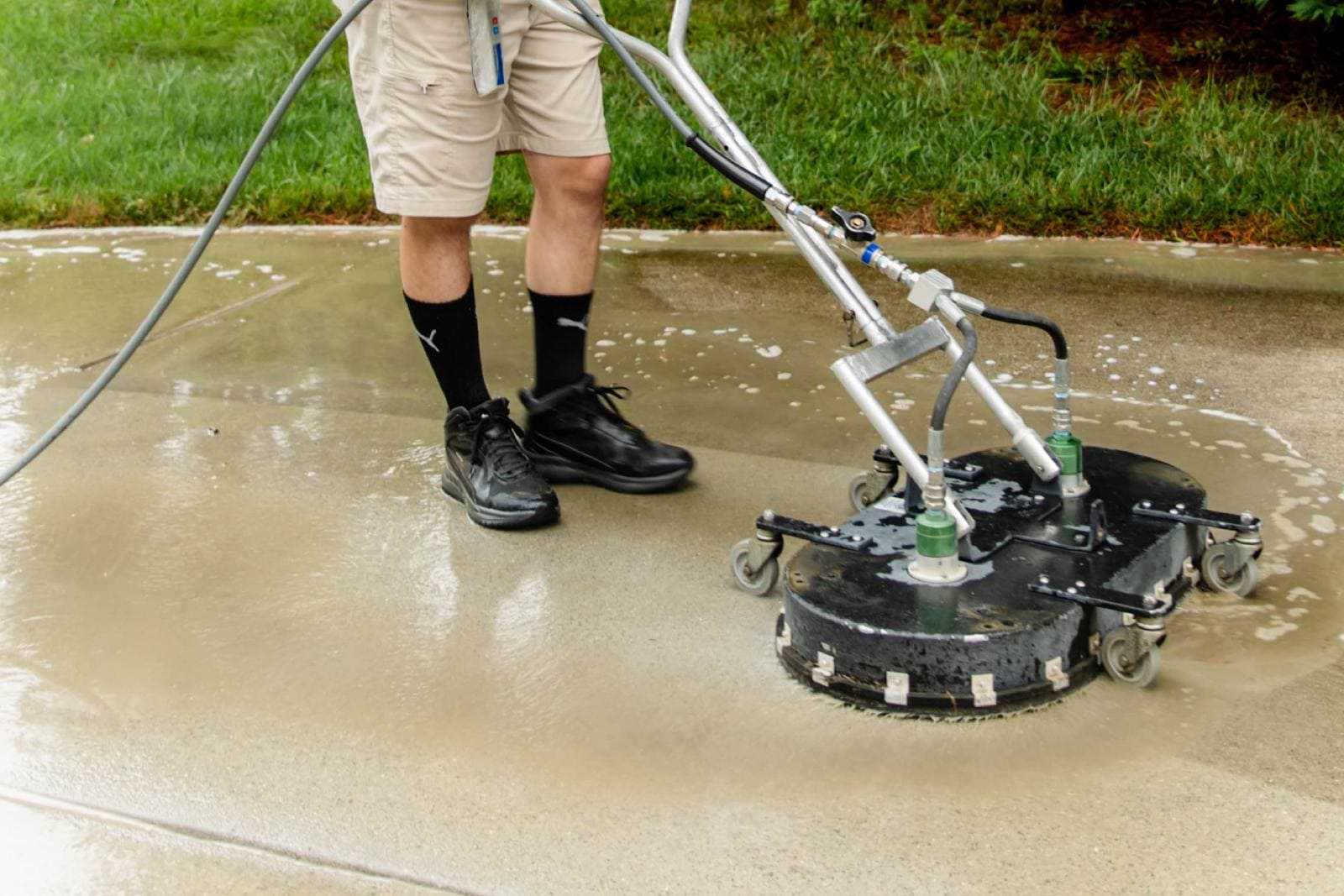 JB Power Clean pressure washing – worker cleaning residential driveway