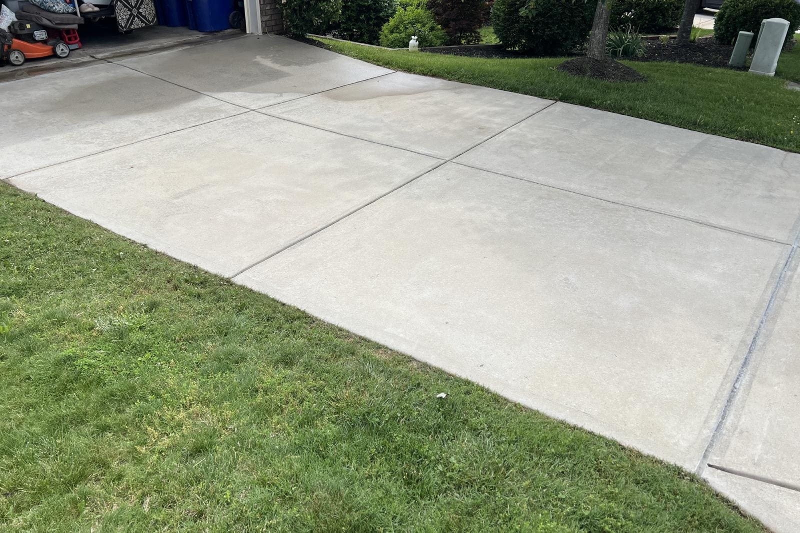 Driveway cleaning results with JB Power Clean pressure washing