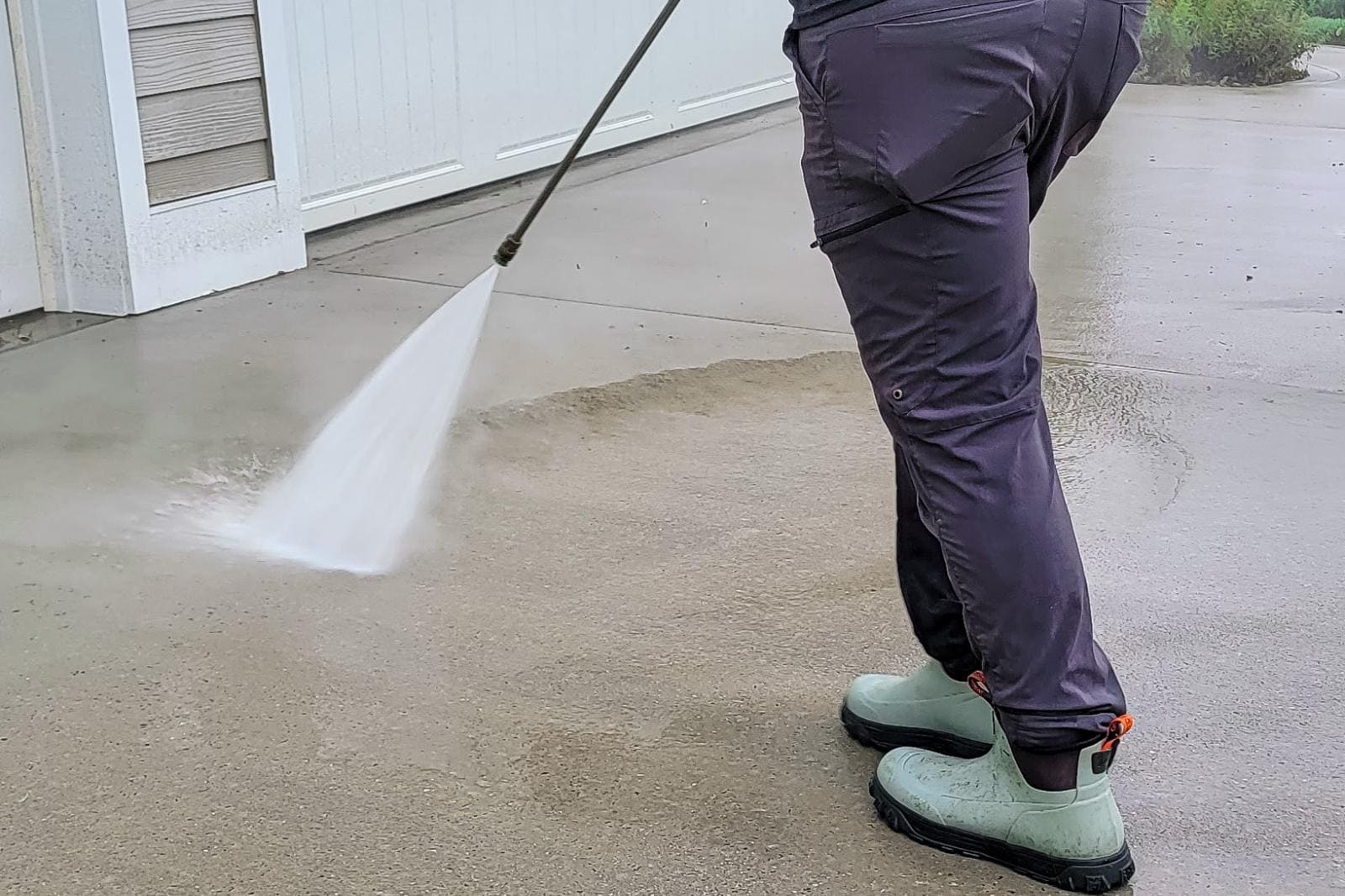 JB Power Clean pressure washing – worker cleaning residential driveway