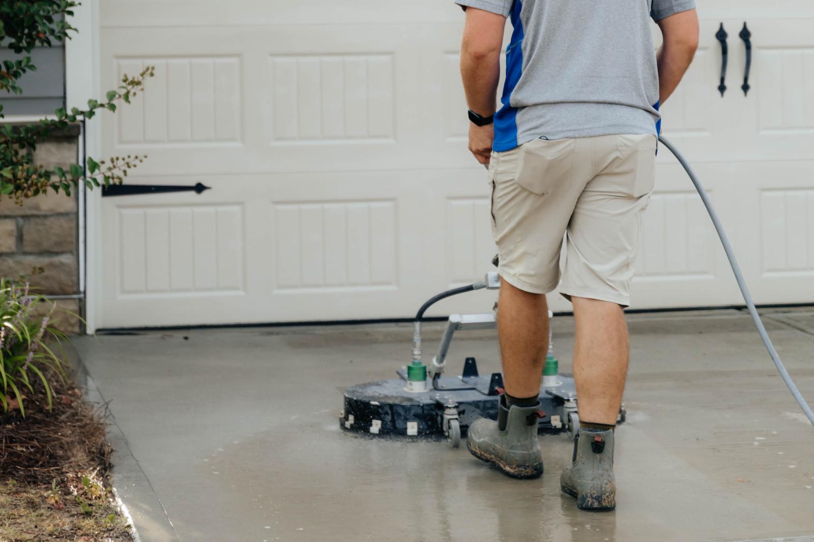 JB Power Clean pressure washing – worker cleaning driveway